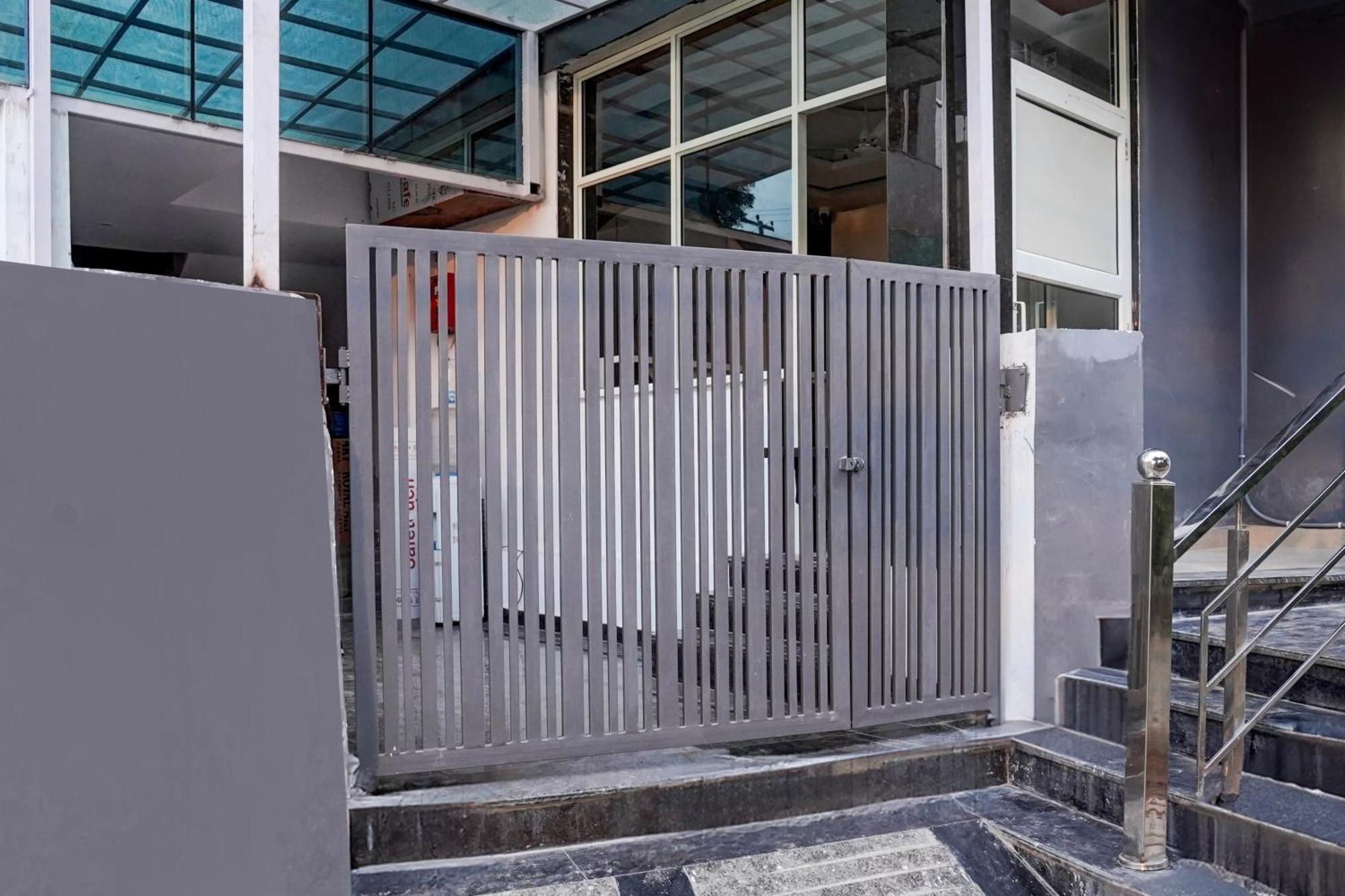 Townhouse Hotel Grand Emporio By Sbg Near Vaishali Metro Station Ghaziabad Exterior photo